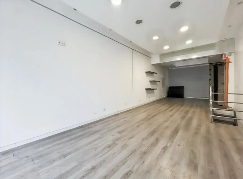 Retail in Paris for lease - Building Photo - Image 2 of 5