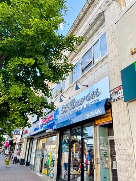 6135 Bergenline Ave, West New York, NJ à louer - Photo du bâtiment - Image 2 de 9