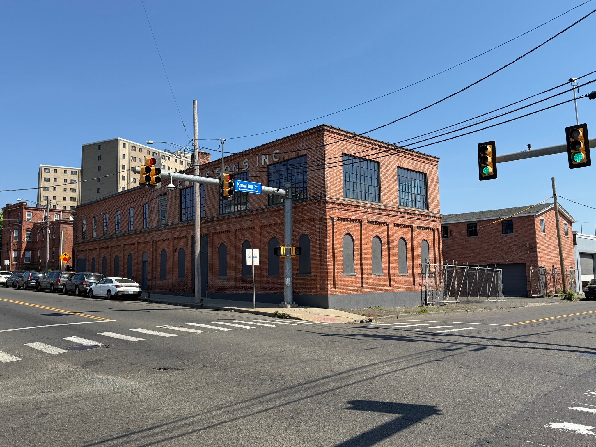 310 E Washington Ave, Bridgeport, CT à louer Photo du bâtiment- Image 1 de 6