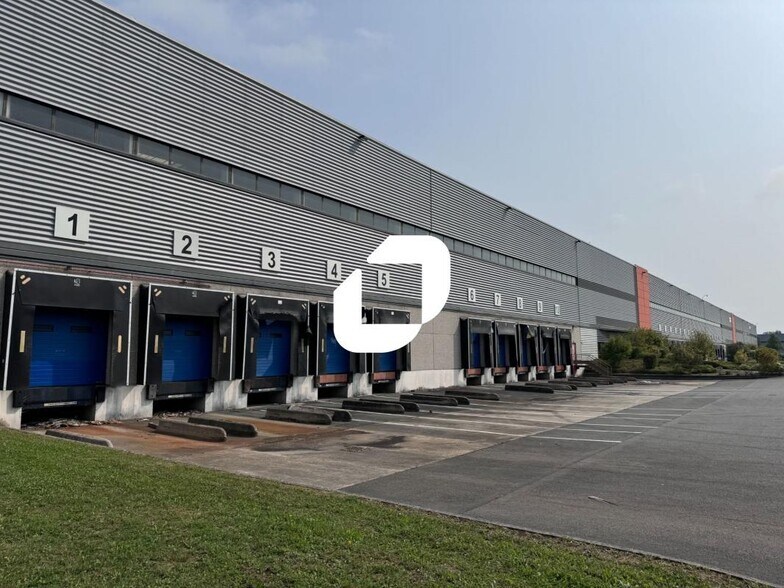 Flex in Houplines for lease - Building Photo - Image 1 of 12