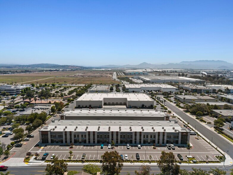 1400 Graves Ave, Oxnard, CA à vendre - Photo du bâtiment - Image 3 de 34