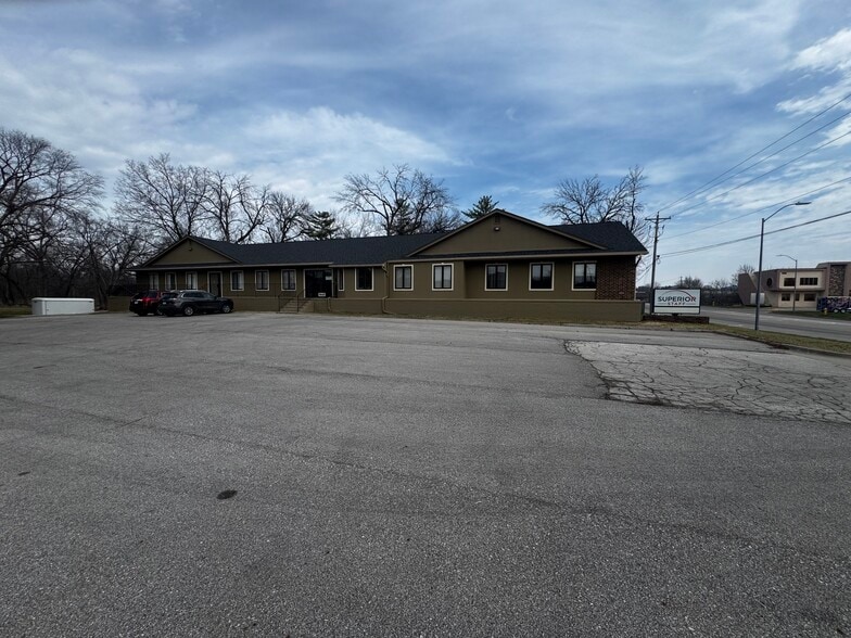 7445 University Blvd, Des Moines, IA for lease - Primary Photo - Image 1 of 12