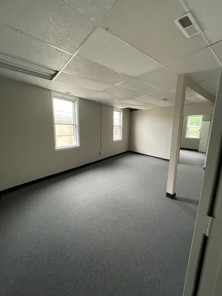 4805 42nd Pl, Hyattsville, MD for lease - Interior Photo - Image 3 of 12