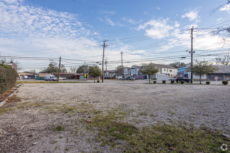 4901 N Main St, Houston, TX for lease - Building Photo - Image 3 of 4