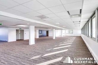 11 Avenue Morane Saulnier, Vélizy-Villacoublay for lease Interior Photo- Image 1 of 2