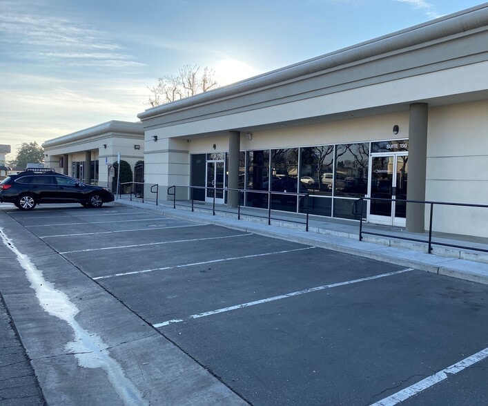 3300 Truxtun Ave, Bakersfield, CA à louer - Photo du bâtiment - Image 3 de 13