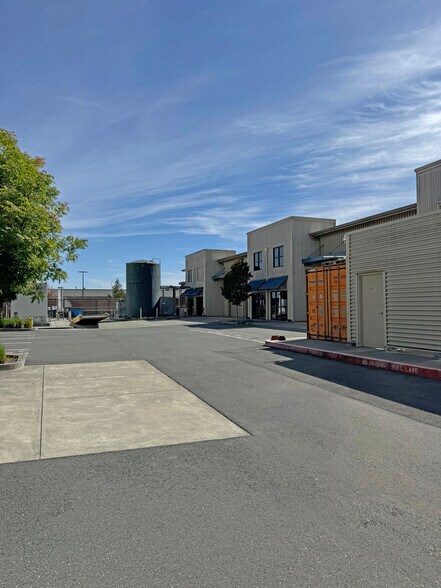 2870 Duke Ct, Santa Rosa, CA à louer - Photo du bâtiment - Image 2 de 2