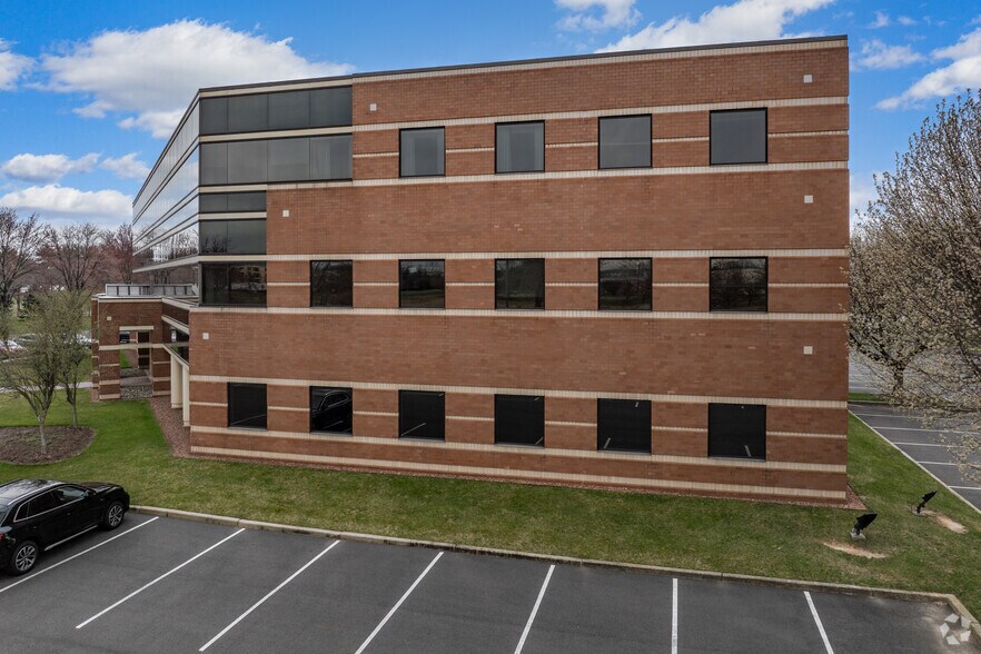 104 Interchange Plz, Monroe Township, NJ à louer - Photo du bâtiment - Image 3 de 5