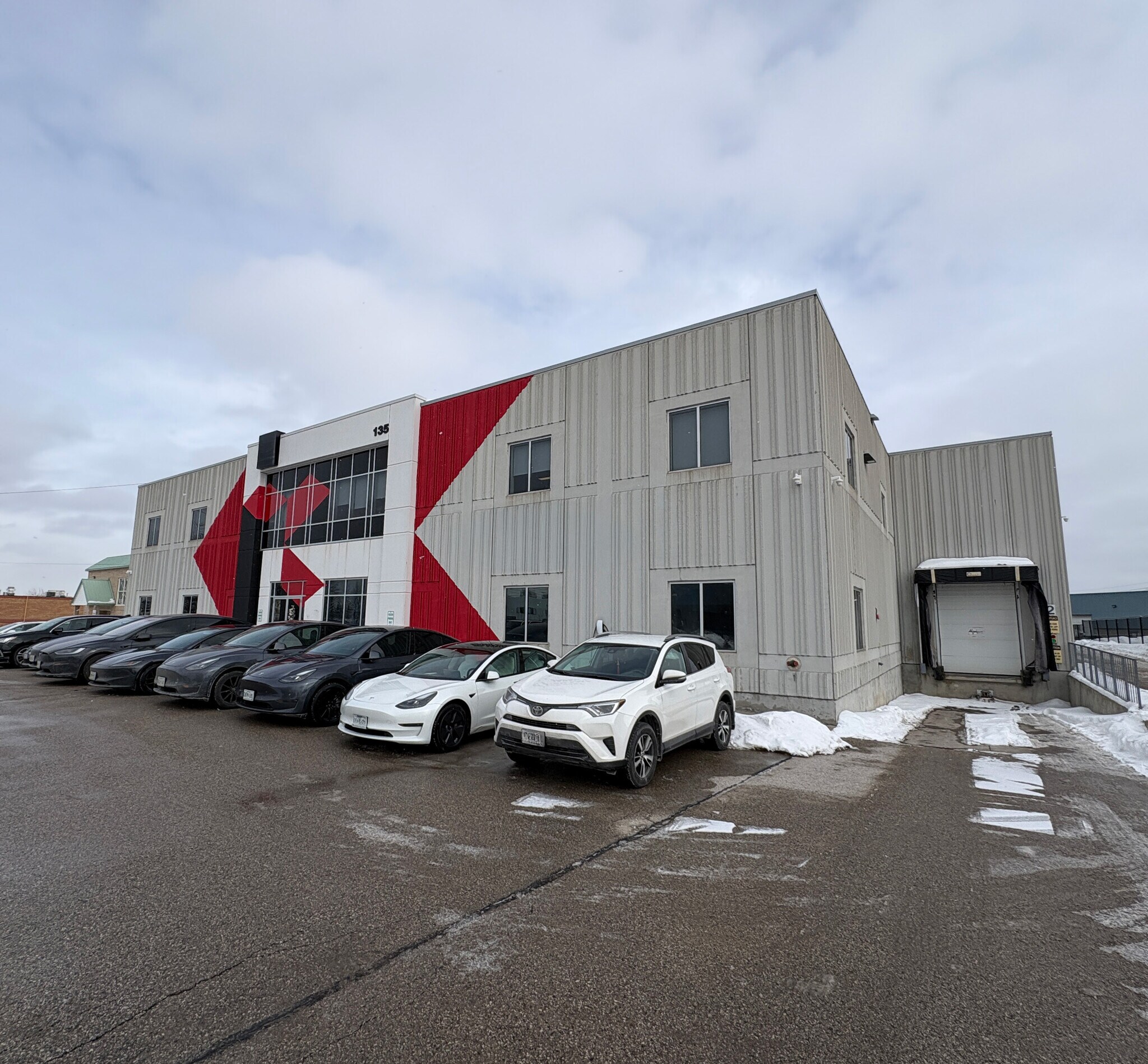 135 Pony Dr, Newmarket, ON à louer Photo du bâtiment- Image 1 de 8