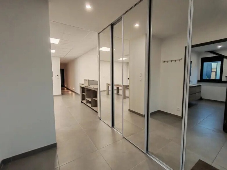Office in Saint-Bonnet-de-Mure for lease - Interior Photo - Image 2 of 14