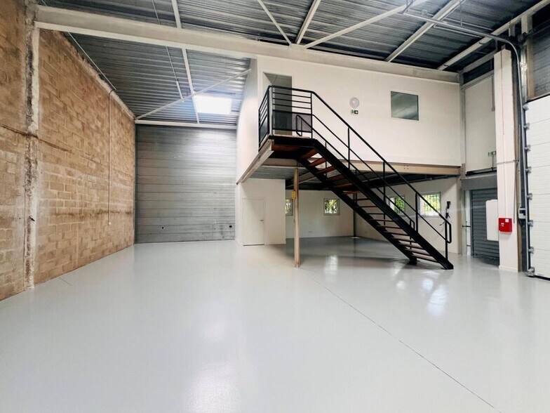 Local d'activités dans Plaisir à vendre - Photo du bâtiment - Image 3 de 23