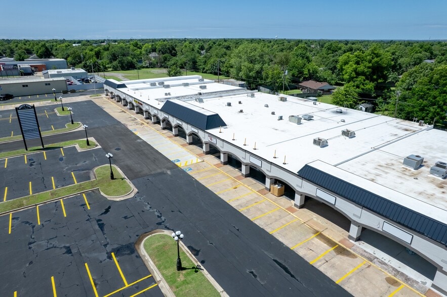 1010-1050 N Flood Ave, Norman, OK for lease - Aerial - Image 3 of 3