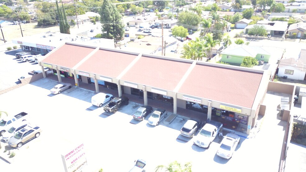 519 W Foothill Blvd, Rialto, CA à louer - Photo du bâtiment - Image 3 de 7