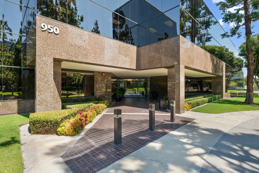 950 S Coast Dr, Costa Mesa, CA for lease - Primary Photo - Image 1 of 17