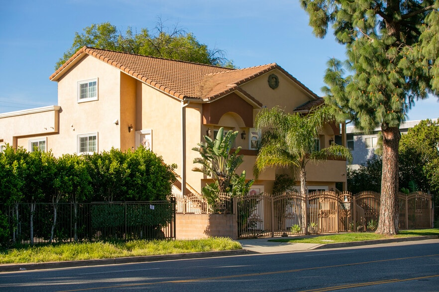 17088 Chatsworth St, Granada Hills, CA for sale - Building Photo - Image 3 of 19