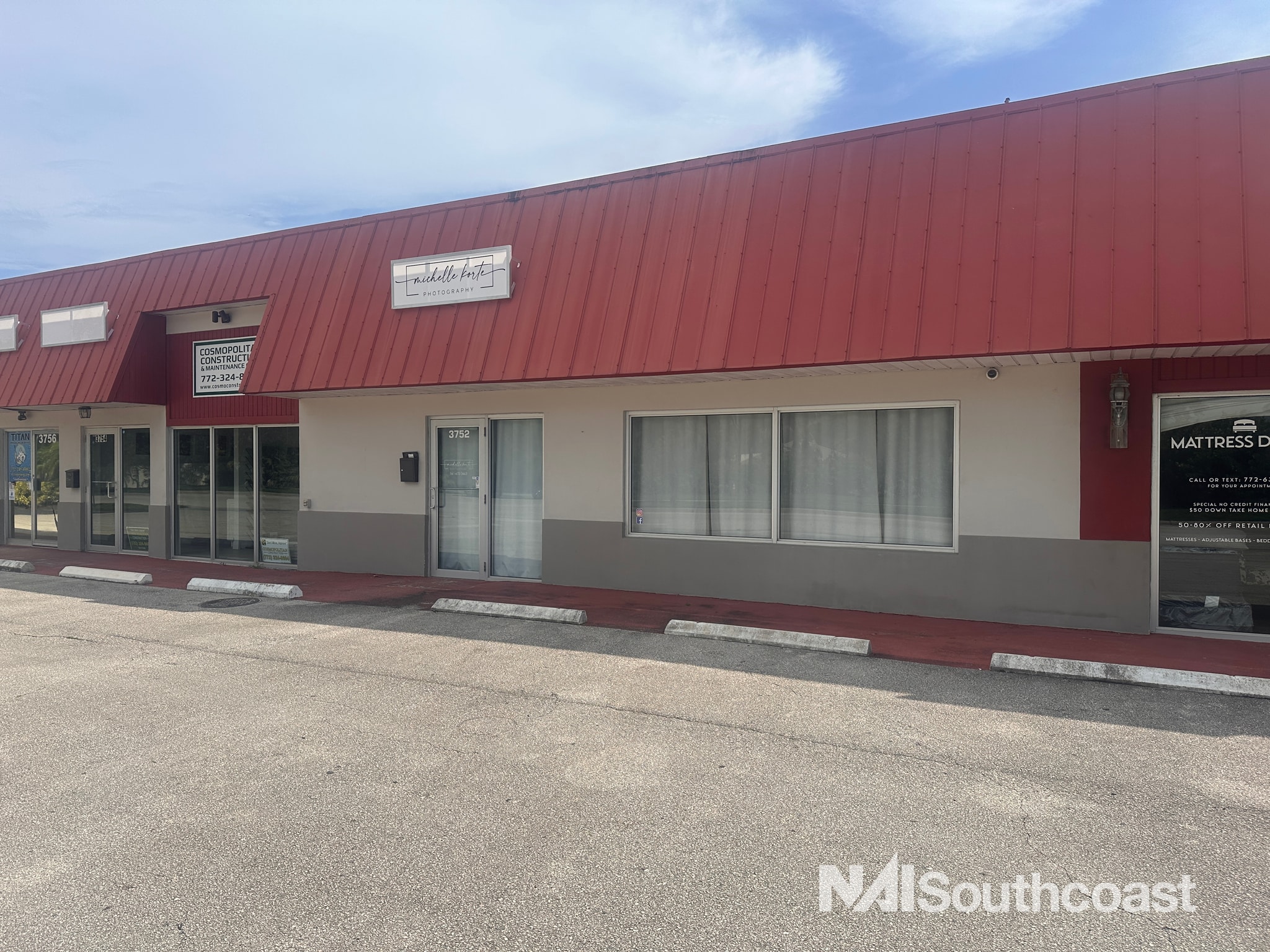 3700-3758 SE Dixie Hwy, Stuart, FL à louer Photo intérieure- Image 1 de 9