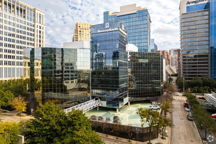 2651 N Harwood St, Dallas, TX à louer - Photo du bâtiment - Image 3 de 10