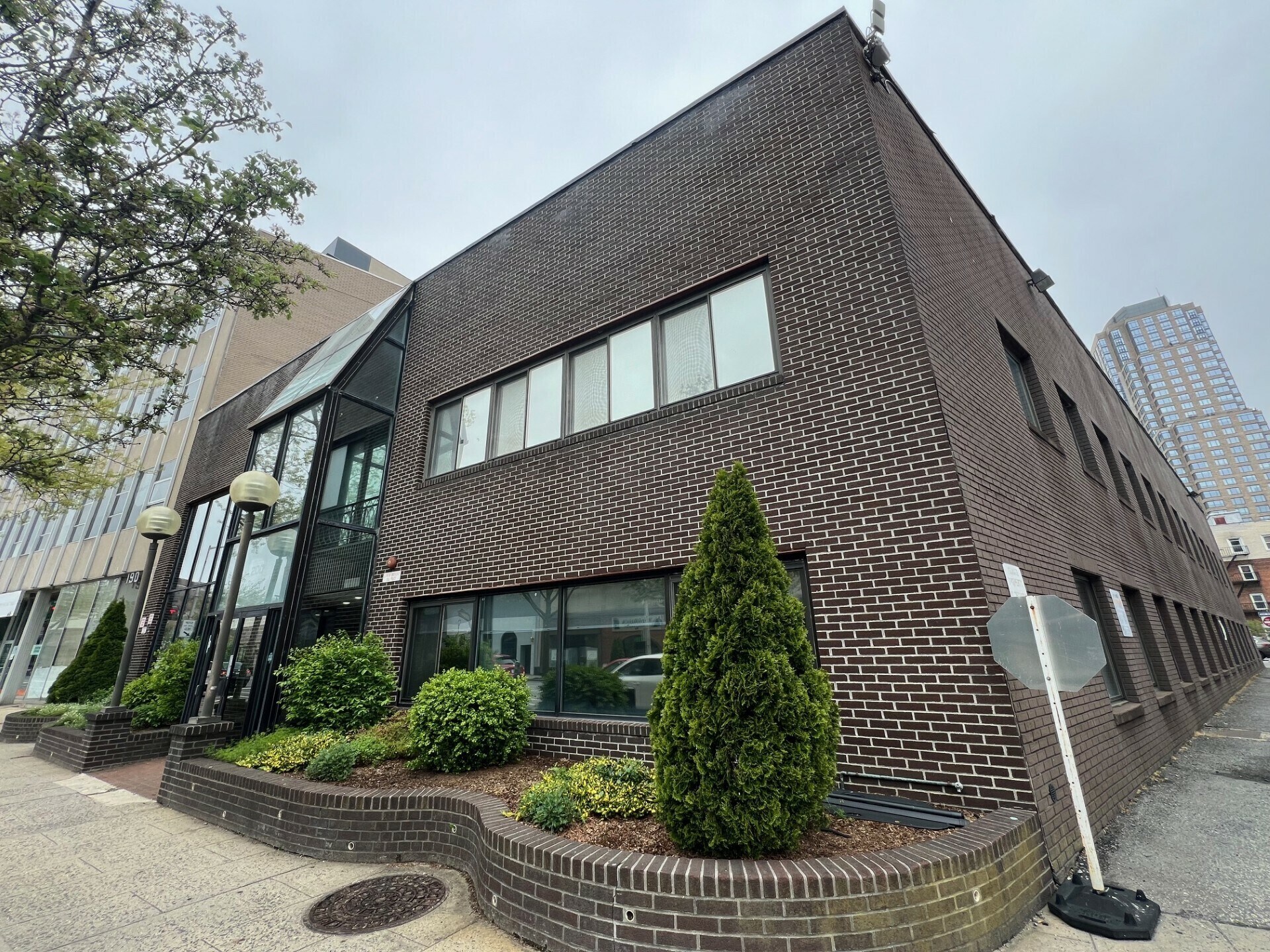200 E Post Rd, White Plains, NY à vendre Photo du bâtiment- Image 1 de 12