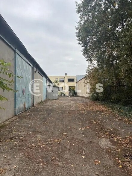 Local d'activités dans Décines-Charpieu à vendre - Photo du bâtiment - Image 2 de 12