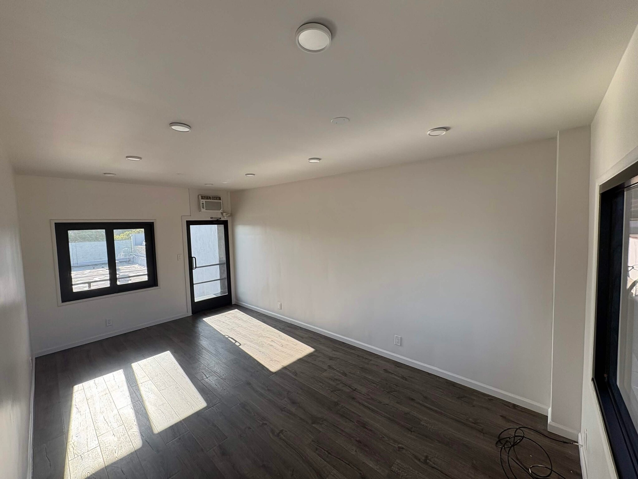 3601-3609 1/2 W Magnolia Blvd, Burbank, CA for lease Interior Photo- Image 1 of 3