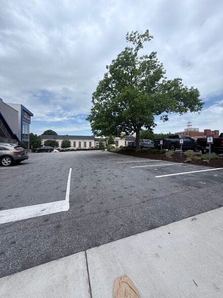 205 N Laurens St, Greenville, SC à vendre - Photo du bâtiment - Image 2 de 3