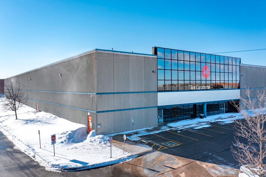 200 Chrysler Dr, Brampton, ON for lease - Building Photo - Image 2 of 5