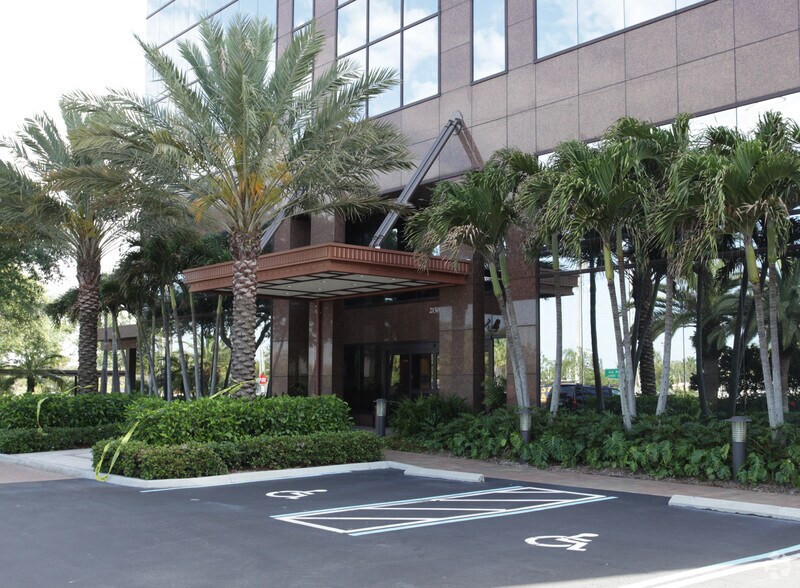 2150 Goodlette-Frank Rd, Naples, FL à louer - Photo du bâtiment - Image 3 de 4
