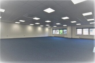 Oaklands Park, Wokingham for lease Interior Photo- Image 2 of 2