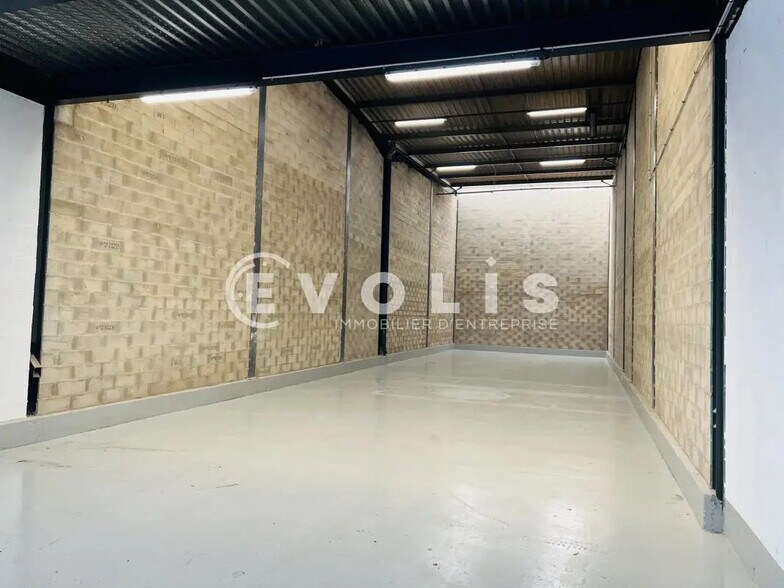 Flex in Noisy-le-Grand for lease - Interior Photo - Image 1 of 7