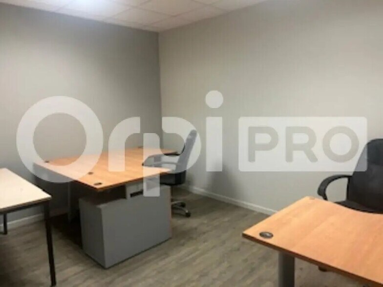 Office in Gleizé for lease - Interior Photo - Image 2 of 6