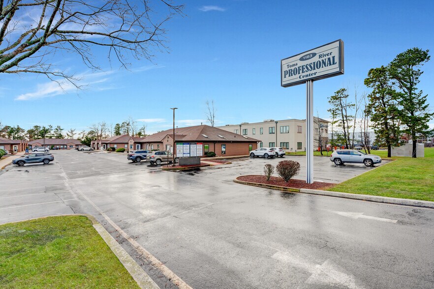 1163 Route 37 W, Toms River, NJ à louer - Photo du bâtiment - Image 3 de 43
