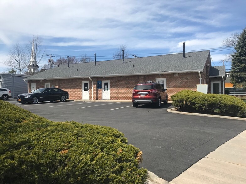 234 Main St, Center Moriches, NY à vendre - Photo du bâtiment - Image 3 de 16