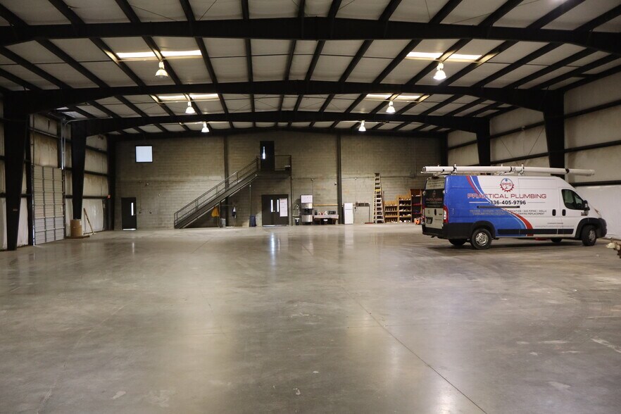 7302 Cessna Dr, Greensboro, NC à louer - Photo du bâtiment - Image 3 de 8