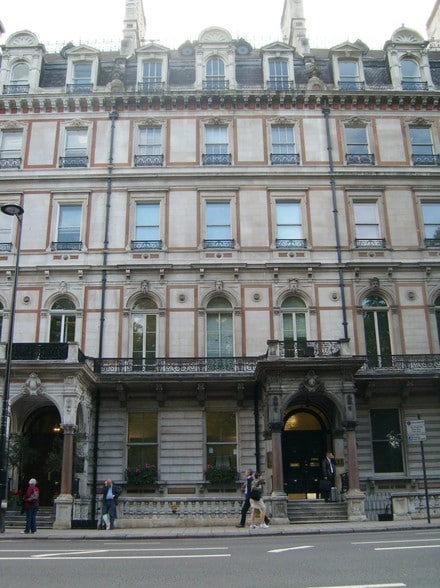 13 Grosvenor Pl, Londres à louer - Photo du bâtiment - Image 2 de 2