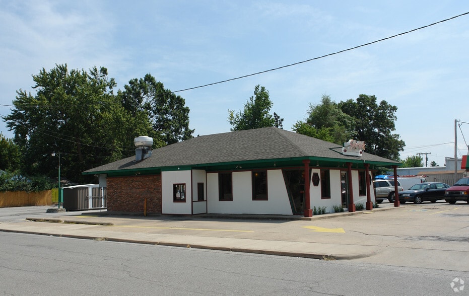4203 S Peoria Ave, Tulsa, OK for lease - Primary Photo - Image 1 of 3