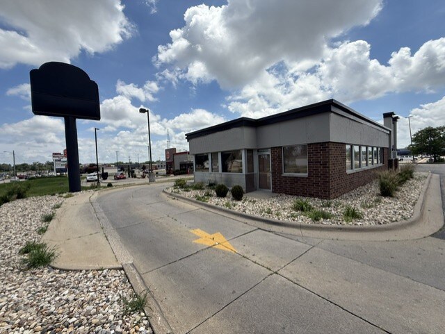 2615 Blairs Ferry Rd NE, Cedar Rapids, IA à louer - Photo du bâtiment - Image 2 de 6