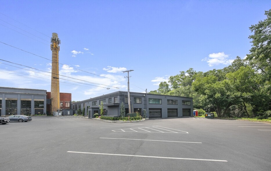 Bernat Mill portfolio of 8 properties for sale on LoopNet.ca - Building Photo - Image 2 of 16