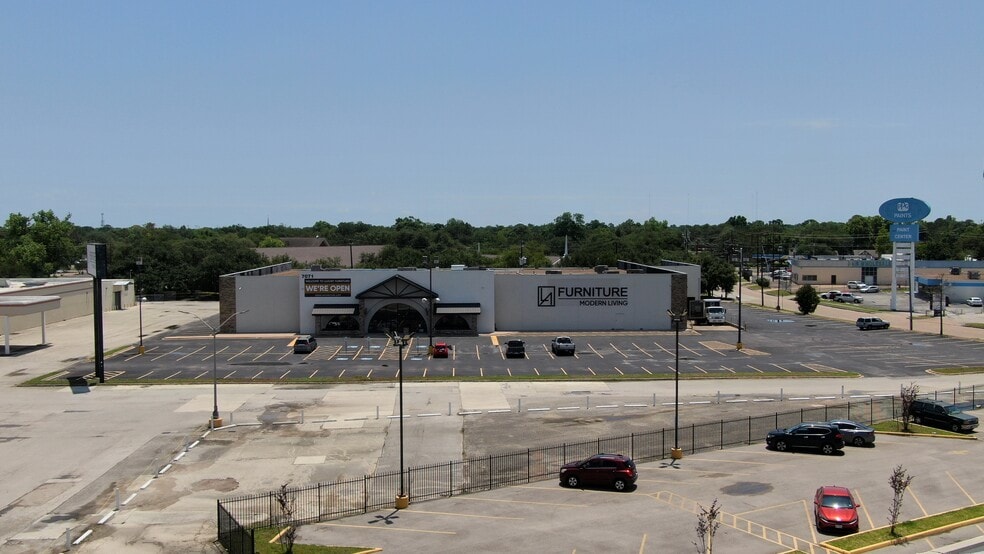7071 Southwest Fwy, Houston, TX for lease - Building Photo - Image 2 of 19
