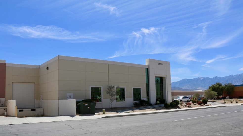 72135 Woburn Ct, Thousand Palms, CA à louer - Photo du bâtiment - Image 2 de 5