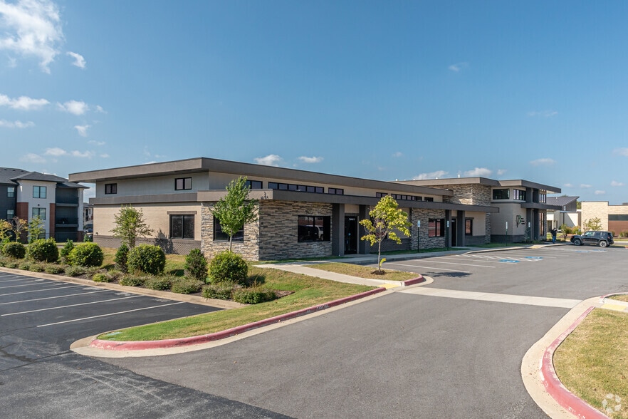 800 SE Plaza Ave, Bentonville, AR for lease - Building Photo - Image 3 of 5