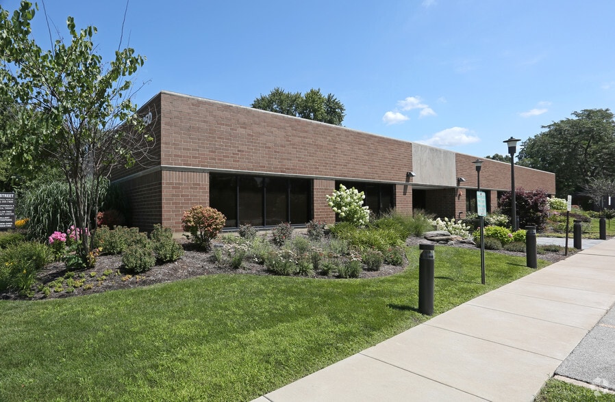 1250 N Mill St, Naperville, IL for lease - Primary Photo - Image 1 of 15