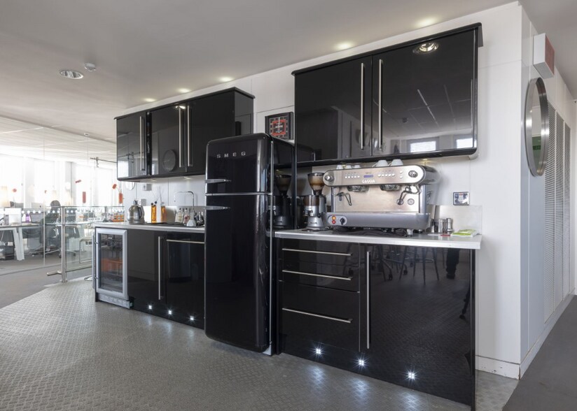 Montpellier Dr, Cheltenham à vendre - Photo intérieure - Image 2 de 15