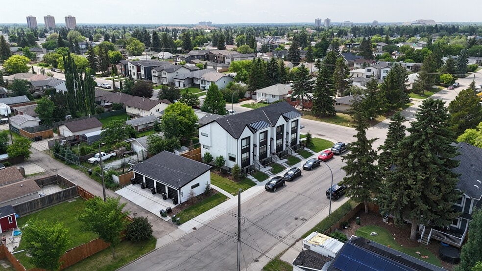 High Quality Townhouse Portfolio portefeuille de 2 propriétés à vendre sur LoopNet.ca - Photo du bâtiment - Image 2 de 9