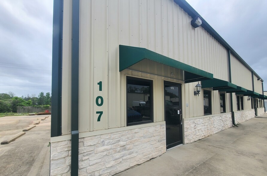 2418 N Frazier St, Conroe, TX à louer - Photo du bâtiment - Image 2 de 10