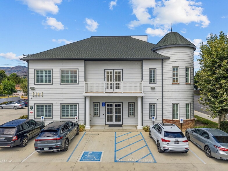 24018 Lyons Ave, Newhall, CA à vendre - Photo du bâtiment - Image 3 de 15