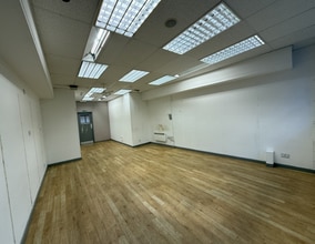 2-5 Gammon Walk, Barnstaple for lease Interior Photo- Image 1 of 2