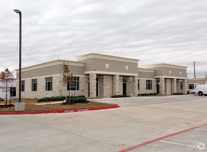 1402 S Custer Rd, McKinney, TX à louer - Photo du bâtiment - Image 2 de 4