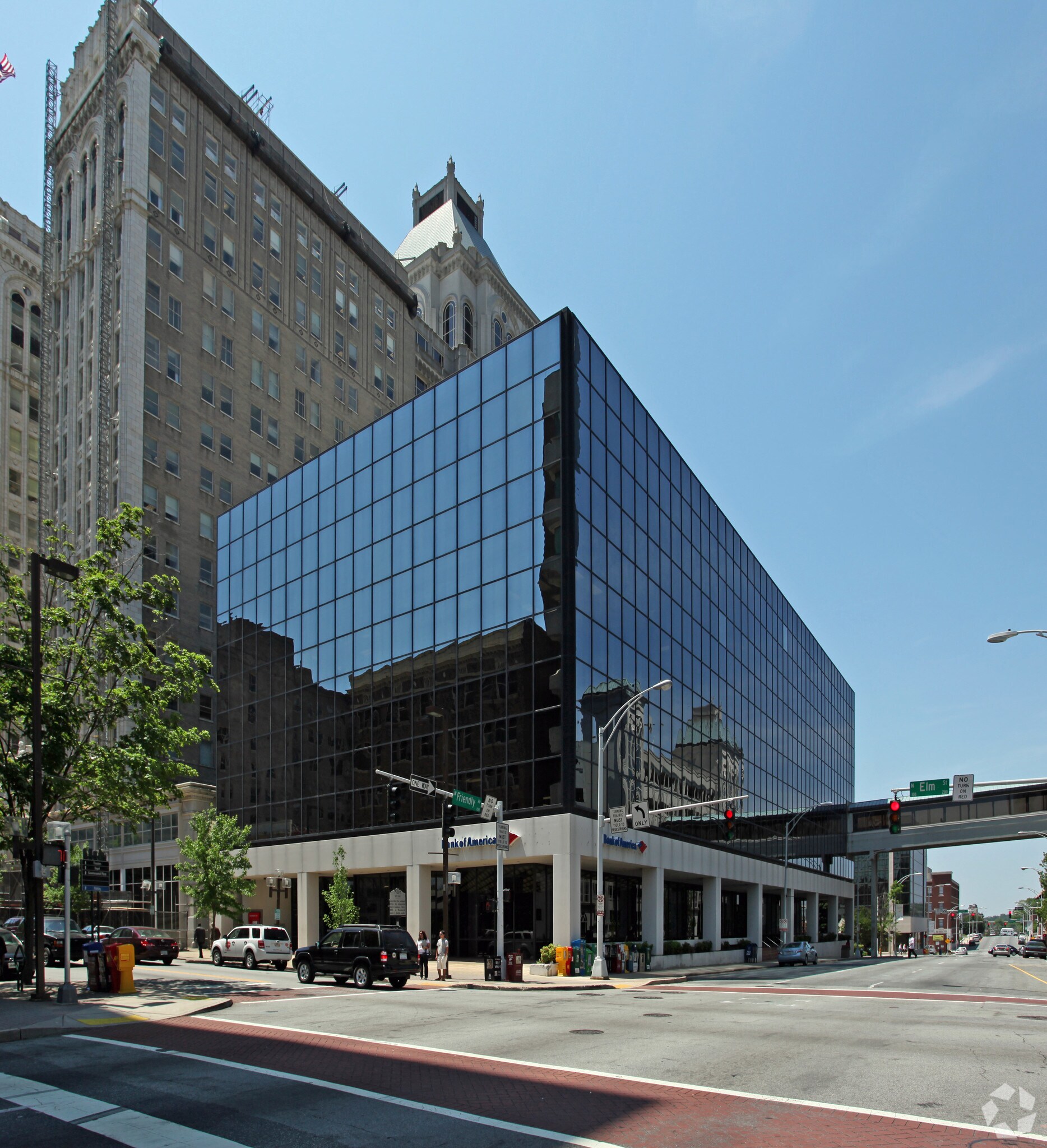 101 W Friendly Ave, Greensboro, NC à louer Photo du bâtiment- Image 1 de 9