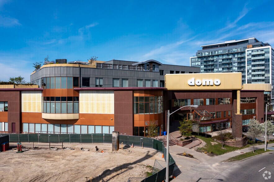 20 De Boers Dr, Toronto, ON à louer - Photo du bâtiment - Image 2 de 6