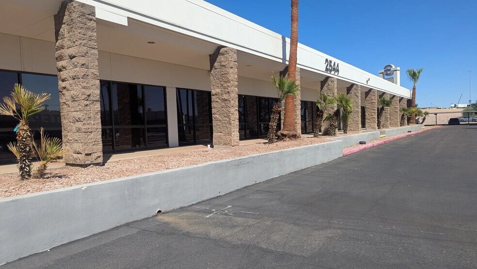 2544 E University Dr, Phoenix, AZ à vendre - Photo du bâtiment - Image 3 de 13